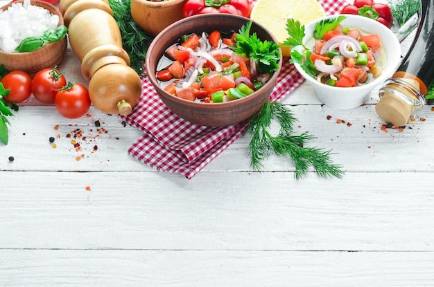 Čerstvé domáce jedlo na drevenom stole